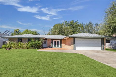 Photo of 3906 Dolphin Lane, La Porte, TX 77571 (MLS # 14329570)