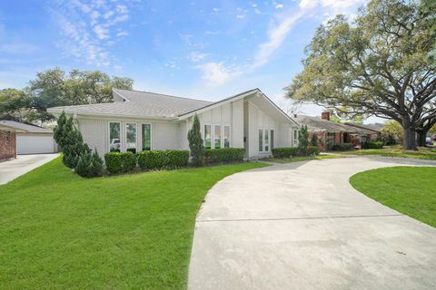 Photo of 6215 S Braeswood Boulevard, Houston, TX 77096 (MLS # 31639646)