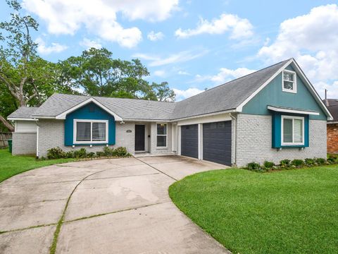 Photo of 5902 Hummingbird Street, Houston, TX 77096 (MLS # 46677946)