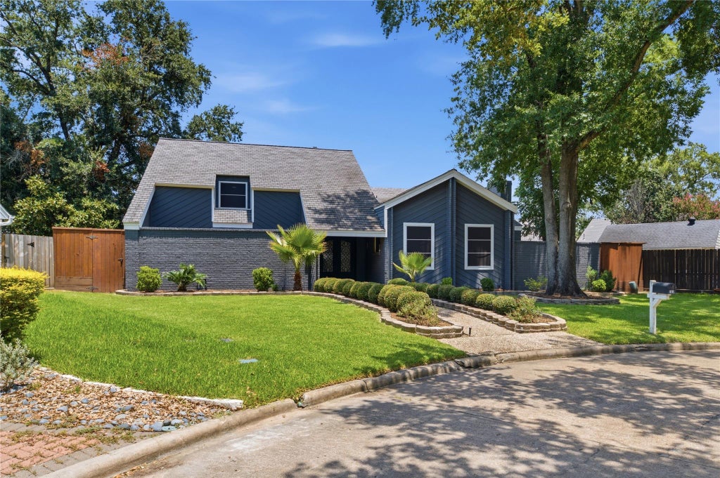 Photo of 703 Queensmill Court, Houston, TX 77079 (MLS # 12060223)