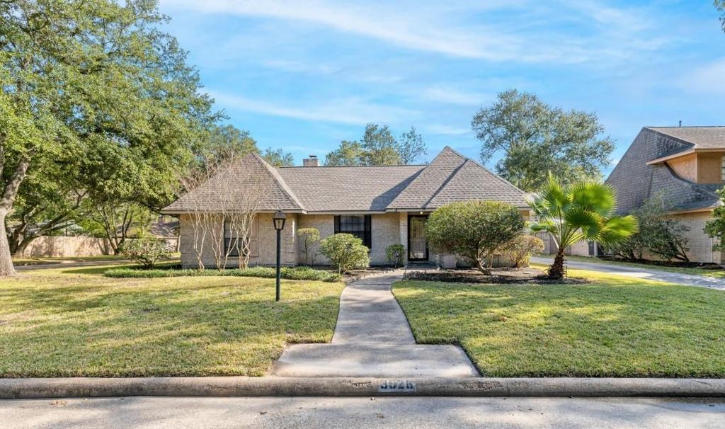 Photo of 3926 Oak Gardens Drive, Houston, TX 77339 (MLS # 67711771)