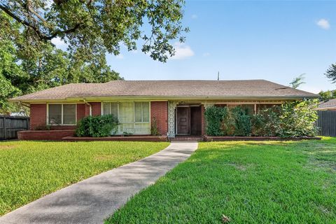 Photo of 2526 Gramercy Street, Houston, TX 77030 (MLS # 50992929)
