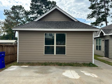 Homes For Rent - 11606 Vistawood Street<br/> Willis, TX 77318