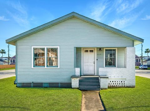 Photo of 3727 Avenue L, Galveston, TX 77550 (MLS # 69312960)