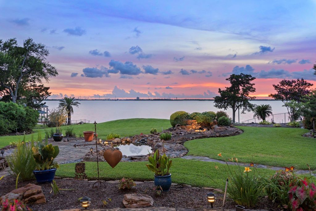 Photo of 422 S Burnett Drive, Baytown, TX 77520 (MLS # 2194992)