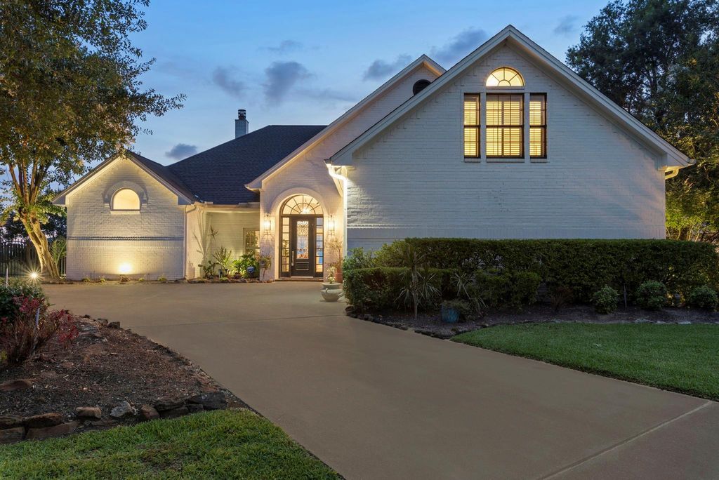 Photo of 422 S Burnett Drive, Baytown, TX 77520 (MLS # 2194992)