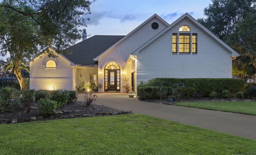 Photo of 422 S Burnett Drive, Baytown, TX 77520 (MLS # 2194992)