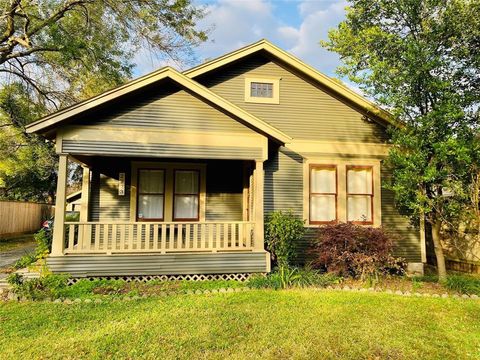 Photo of 2223 Oxford Street, Houston, TX 77008 (MLS # 2588432)