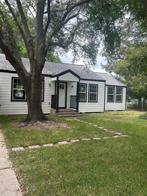 Photo of 714 Morrell ST, Baytown, TX 77520 (MLS # 13909466)