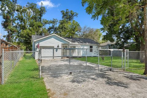 Photo of 7413 W Knoll Street, Houston, TX 77028 (MLS # 21096374)
