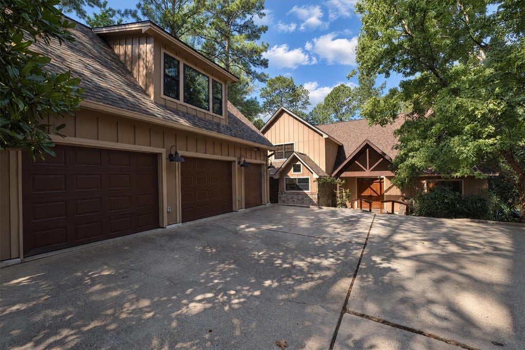 Photo of 1913 E Lake Drive, Huntsville, TX 77340 (MLS # 65732028)