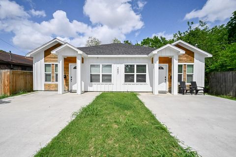 Photo of 5007 Briscoe Street #B, Houston, TX 77033 (MLS # 90064894)