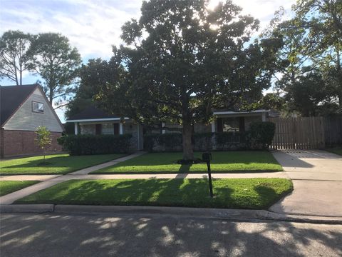 Photo of 12018 Mulholland Drive, Meadows Place, TX 77477 (MLS # 6136533)