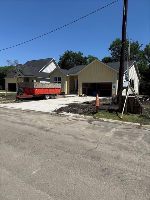 Homes For Sale - 110 Harvey Boulevard<br/> Baytown, TX 77520