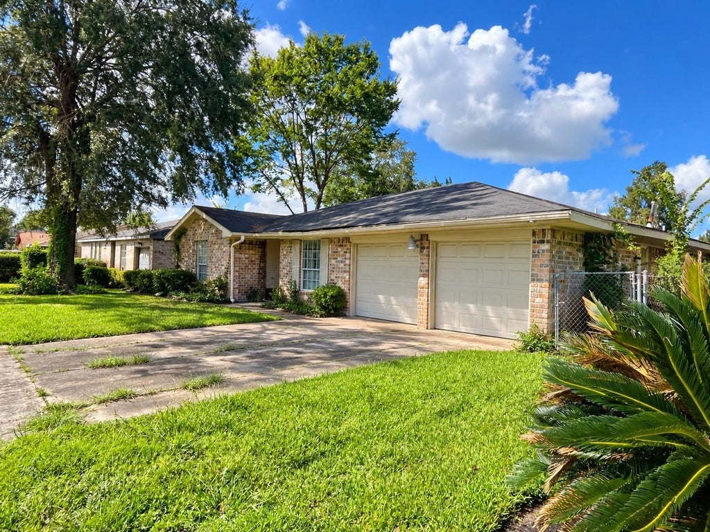 Photo of 9623 Glenwood Forest Drive, Houston, TX 77078 (MLS # 17634545)