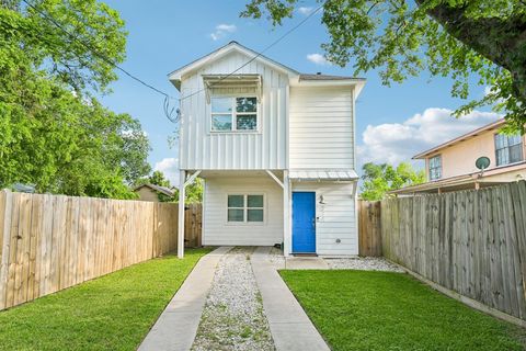 Photo of 210 Garrotsville Street, Houston, TX 77022 (MLS # 73141832)