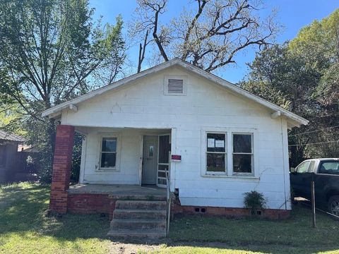Homes For Sale - 1111 Austin Street<br/> Jacksonville, TX 75766