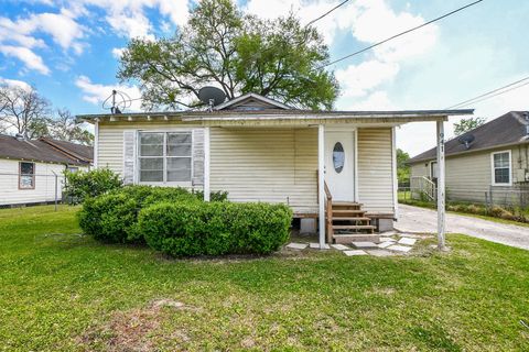 Photo of 941 Lucky Street, Houston, TX 77088 (MLS # 21332726)