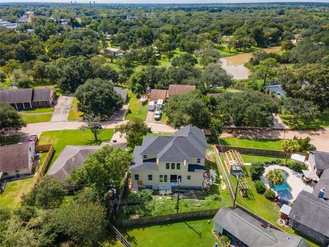 Photo of 100 Bayou Glen Street, Hitchcock, TX 77568 (MLS # 11746841)