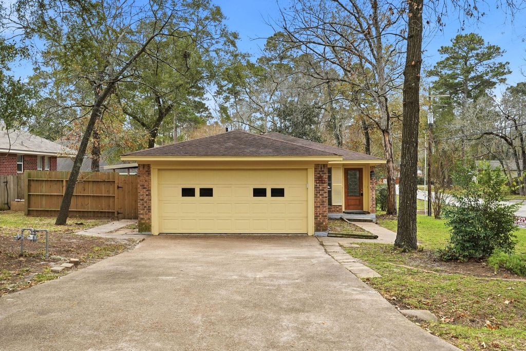 Photo of 20 Moon Valley Court, Conroe, TX 77304 (MLS # 73094588)