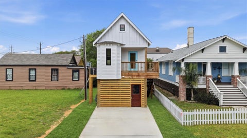 Photo of 2622 Avenue M 1/2, Galveston, TX 77550 (MLS # 9809741)