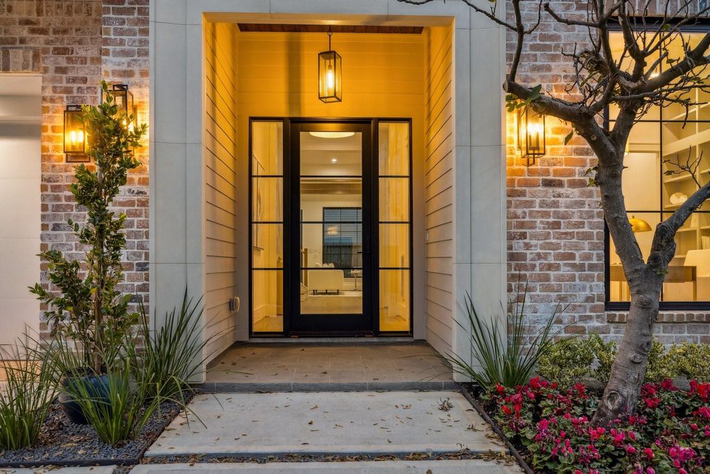 Photo of 1204 W Drew Street, Houston, TX 77006 (MLS # 32517606)