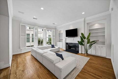 Townhouse For Sale - 130 Oak Place Drive<br/> Houston, TX 77006