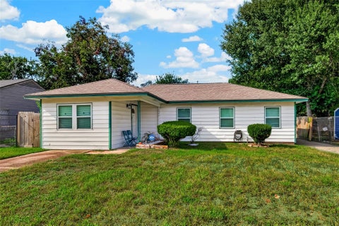 Photo of 5943 Southlark Street, Houston, TX 77033 (MLS # 86686487)