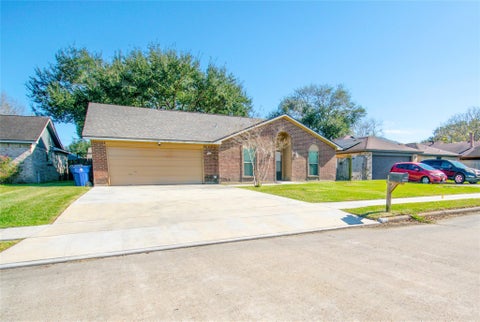 Homes For Sale - 3 Lazybrook Street<br/> Brazoria County, Angleton, TX 77515