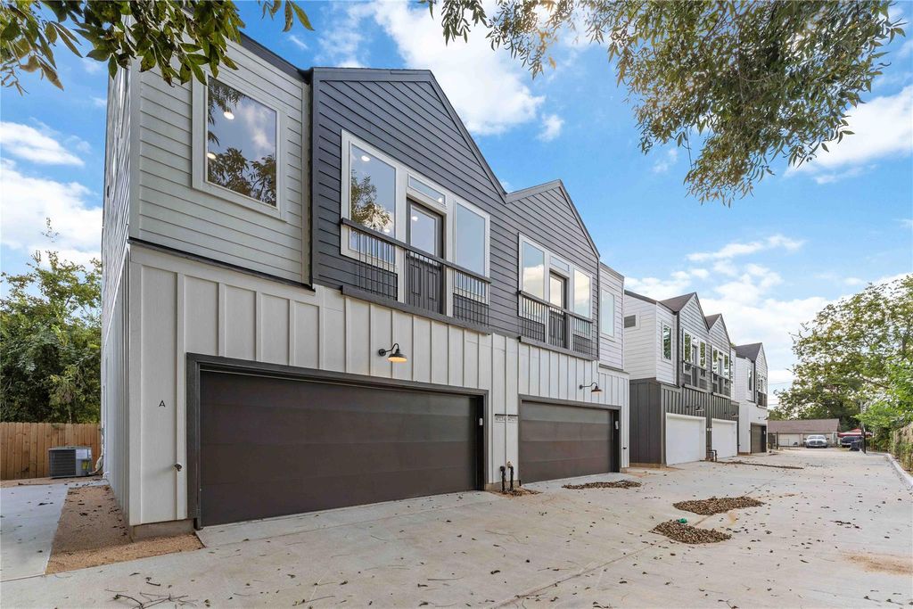 Photo of 4713 Mallow Street #C/D, Houston, TX 77033 (MLS # 39267512)