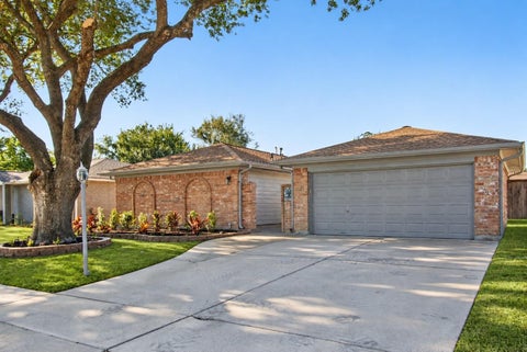 Photo of 855 Silverpines Road, Houston, TX 77062 (MLS # 29728606)