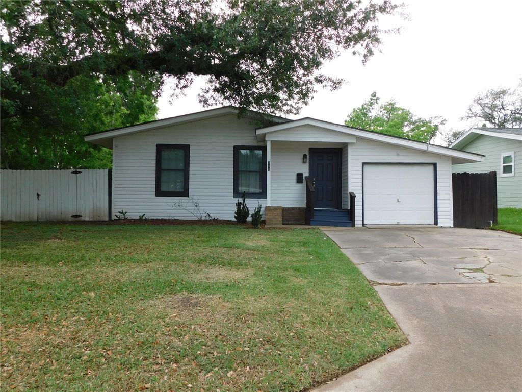 Photo of 306 Azalea Street, Lake Jackson, TX 77566 (MLS # 33407287)