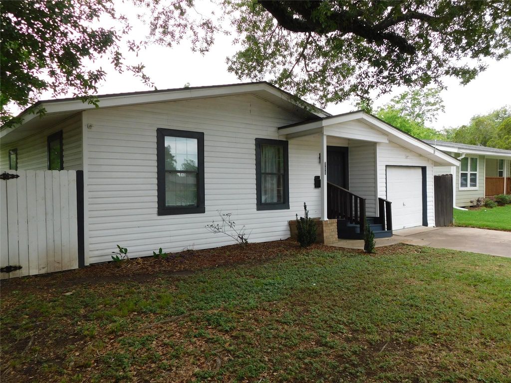 Photo of 306 Azalea Street, Lake Jackson, TX 77566 (MLS # 33407287)