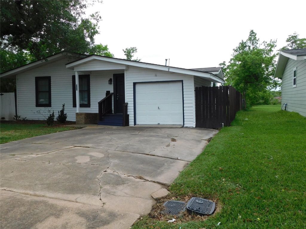 Photo of 306 Azalea Street, Lake Jackson, TX 77566 (MLS # 33407287)