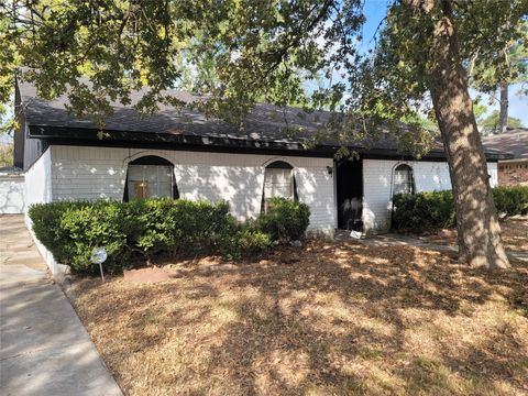 Photo of 7211 Deep Forest Drive, Houston, TX 77088 (MLS # 11168306)