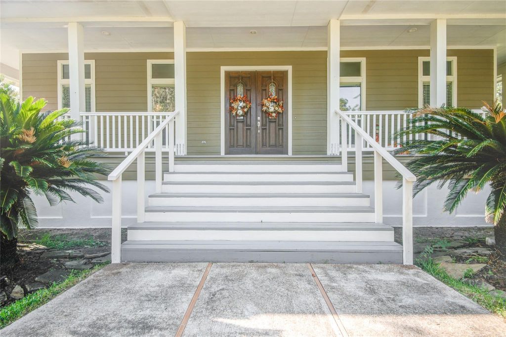 Photo of 108 Buffalo Trail, Lake Jackson, TX 77566 (MLS # 17565213)