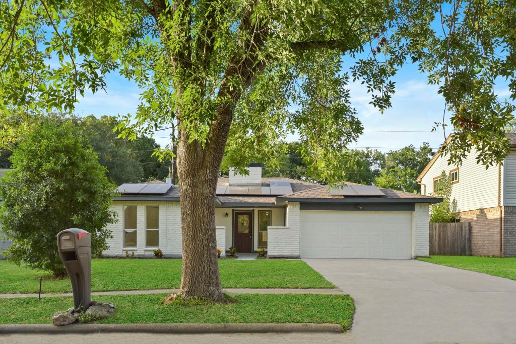 Photo of 2322 Aprilmont Drive, Sugar Land, TX 77498 (MLS # 89795629)