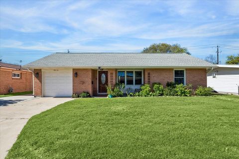 Homes For Sale - 6610 Fairway Drive<br/> Galveston, TX 77551