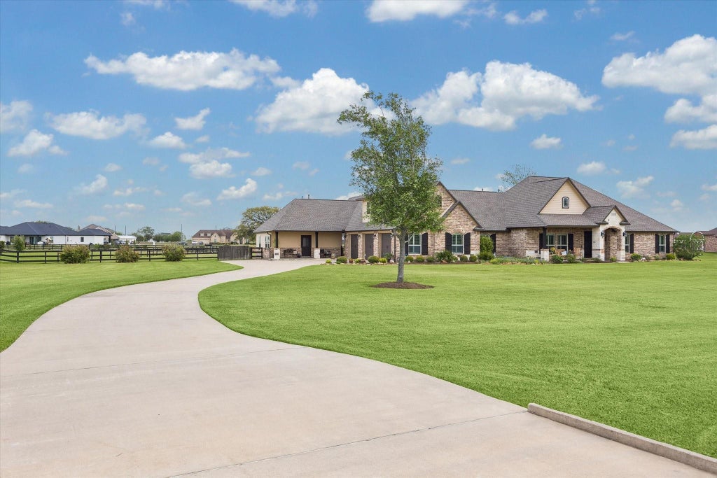 Photo of 17703 Cedar Hill Drive, Rosharon, TX 77583 (MLS # 52265612)