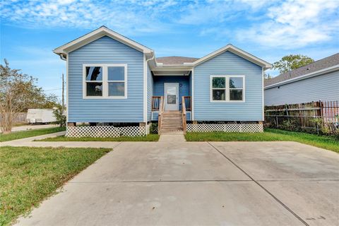 Photo of 8618 Banting Street, Houston, TX 77078 (MLS # 44411959)