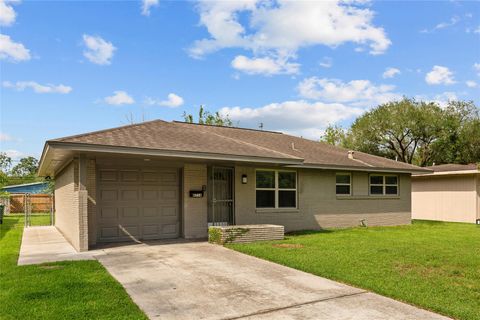 Photo of 6714 Langdon Lane, Houston, TX 77074 (MLS # 84409857)