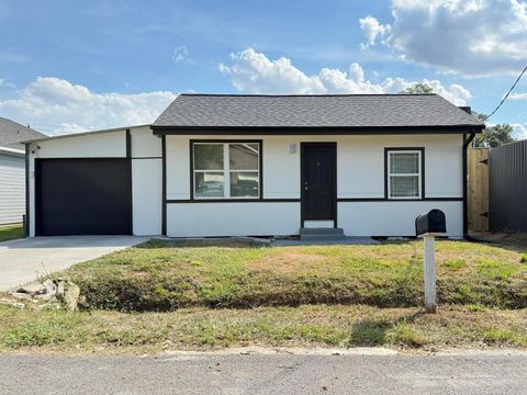 Photo of 889 Chas Lane, Houston, TX 77091 (MLS # 44929253)