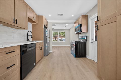 Tiny photo for 889 Chas Lane, Houston, TX 77091 (MLS # 44929253)