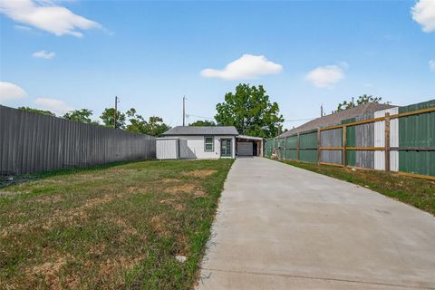 Tiny photo for 889 Chas Lane, Houston, TX 77091 (MLS # 44929253)