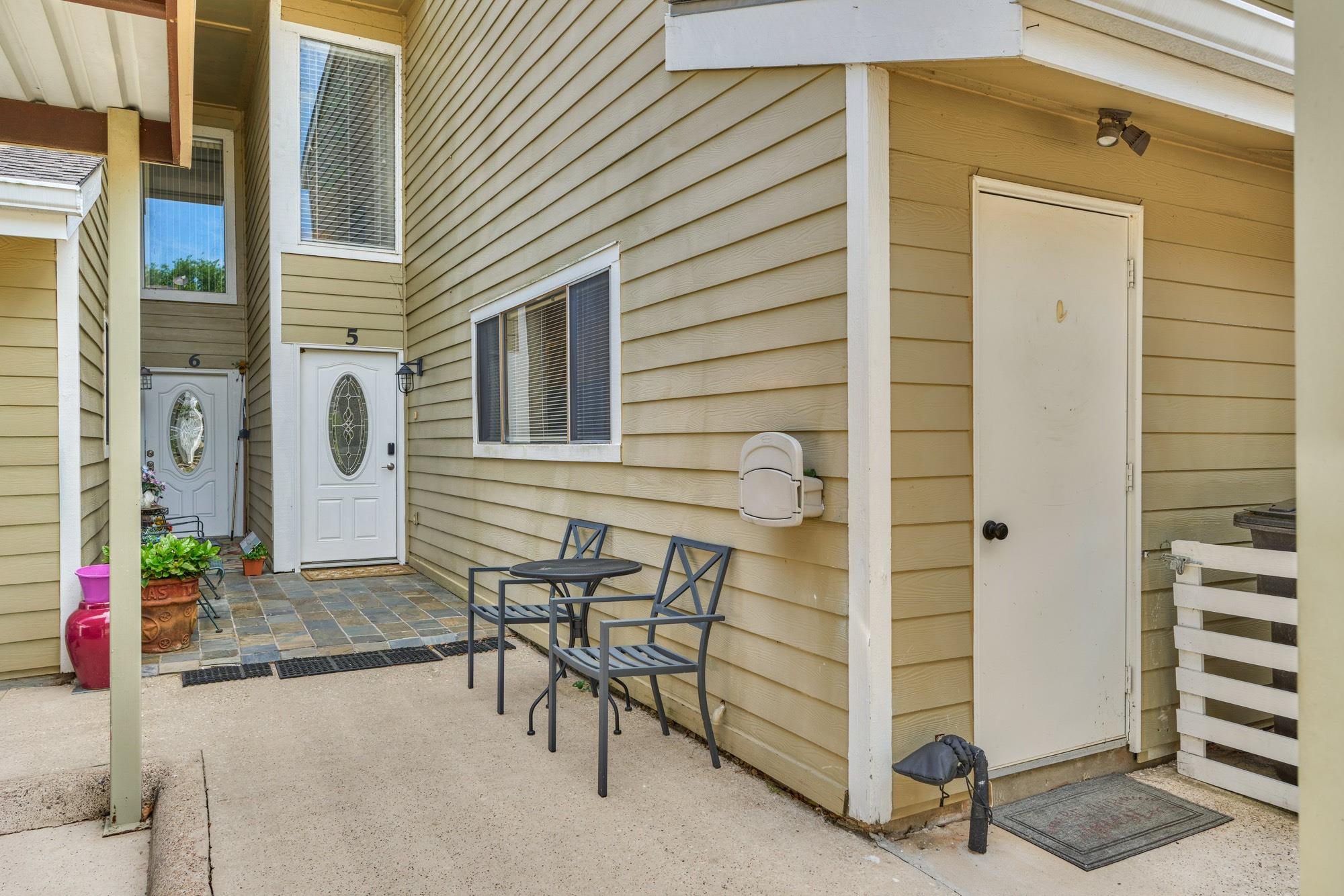 5 April Point Drive S