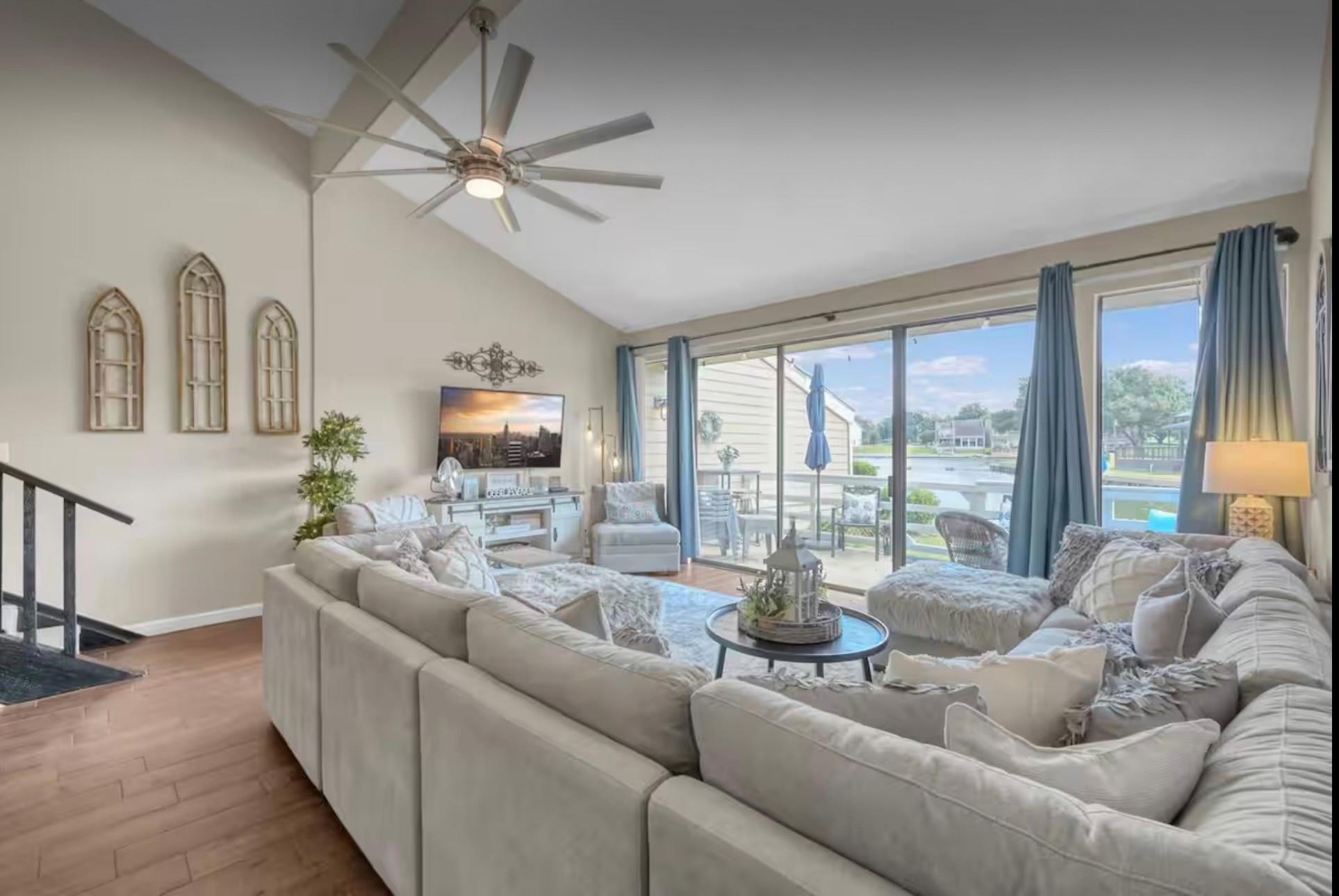 5 April Point Drive S