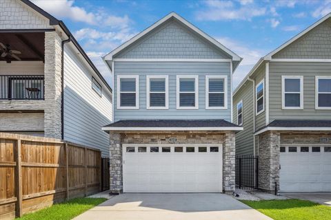 Photo of 320 E 39th Street, Houston, TX 77018 (MLS # 28957747)