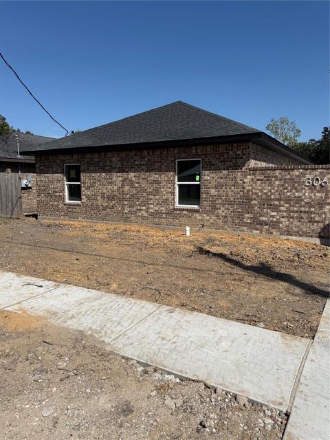 Photo of 304 N N Ormsby Street, Alvin, TX 77511 (MLS # 42692437)