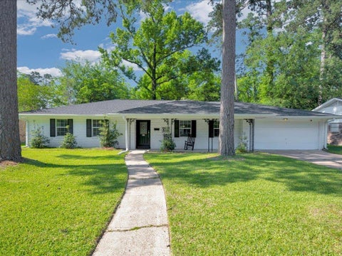 Photo of 612 Willow Bend Dr DR, Lufkin, TX 75901 (MLS # 10997776)