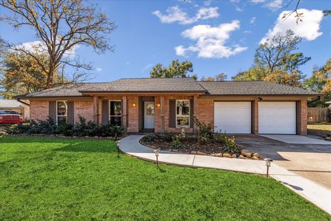 Photo of 215 Hillcrest Drive, Conroe, TX 77303 (MLS # 35003243)